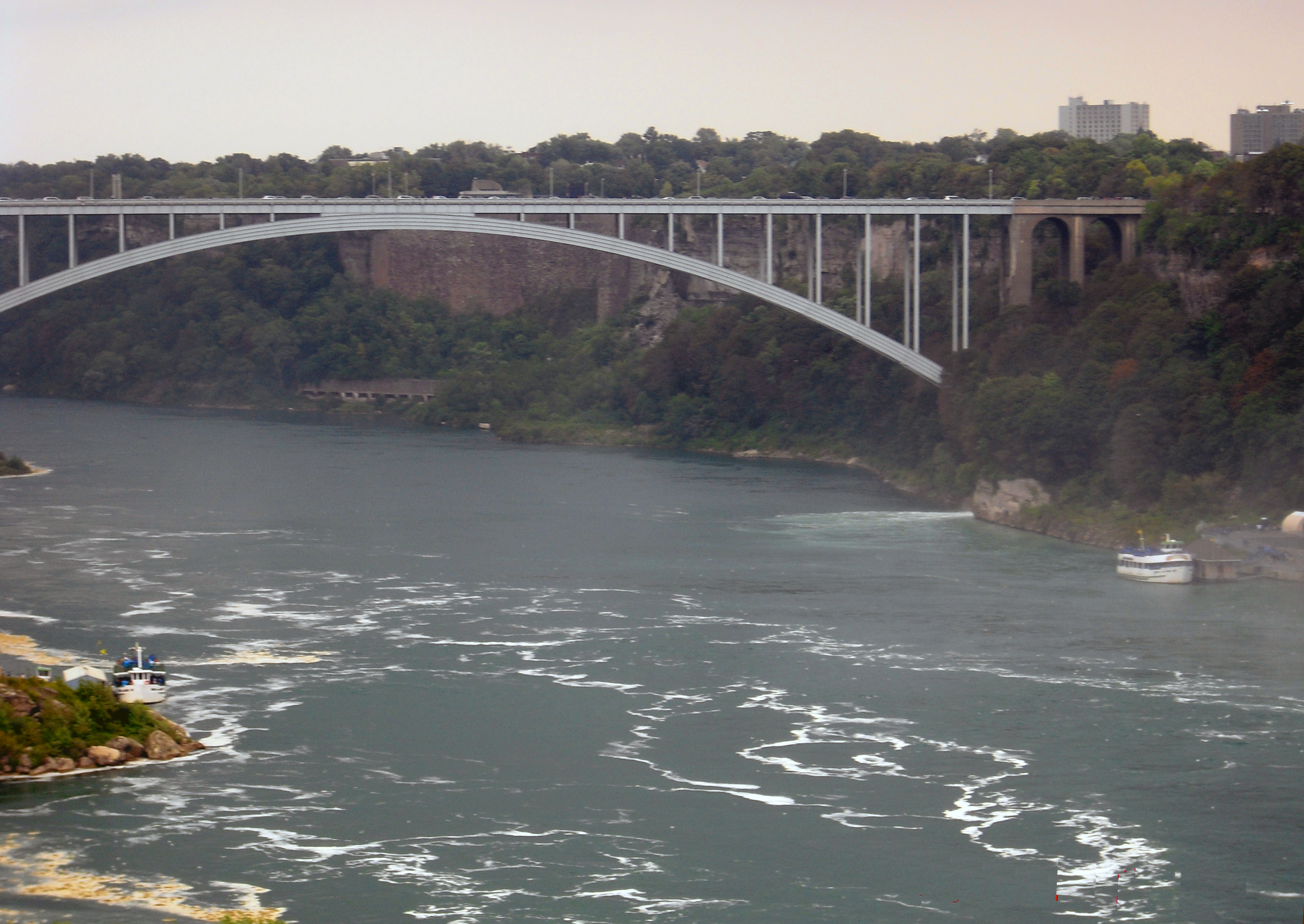 Brücke an den Niagarafällen in Kanada