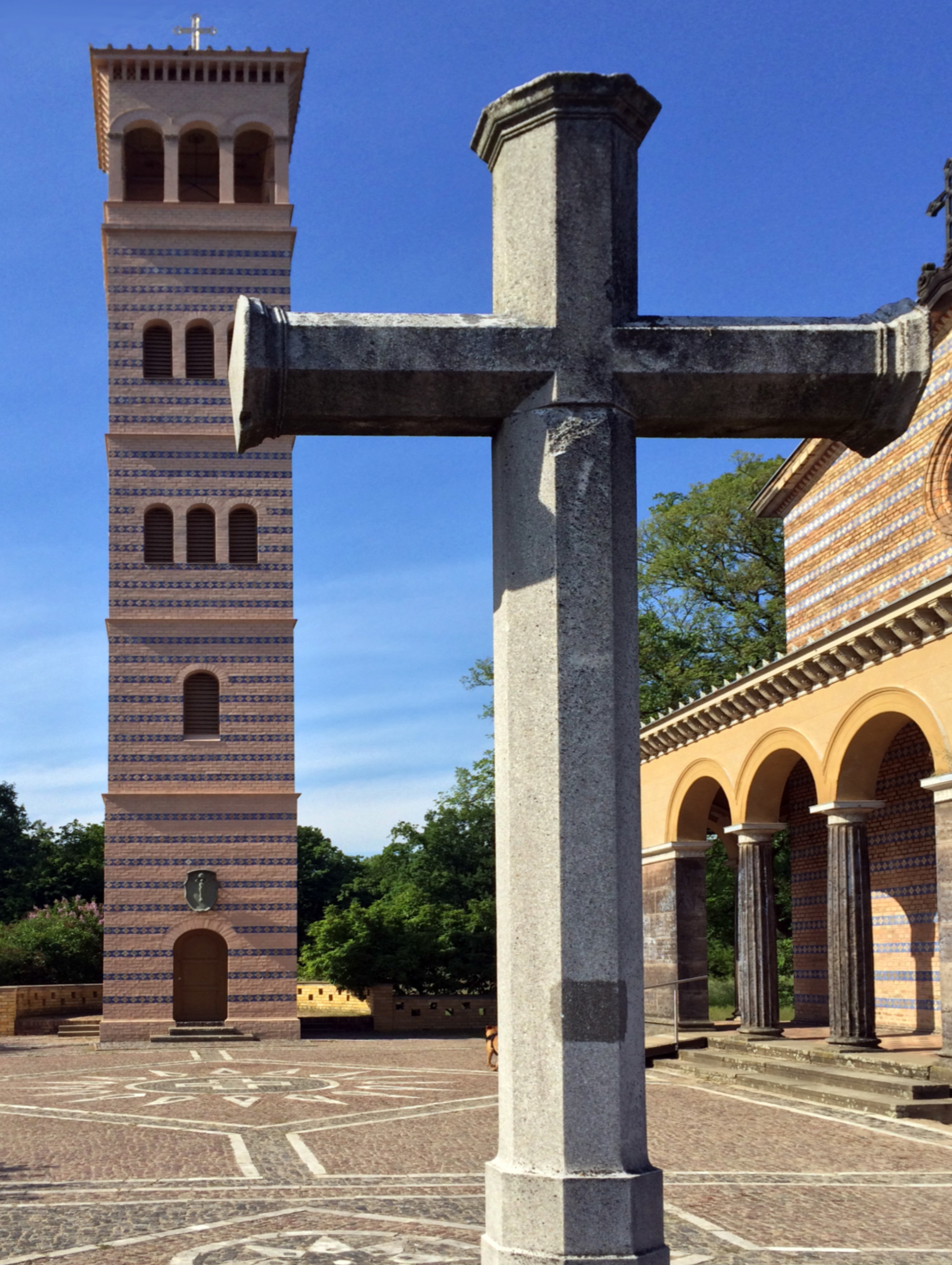 Kreuz - Glockenturm - Heilandskirche am Port von Sacrow - Potsdam