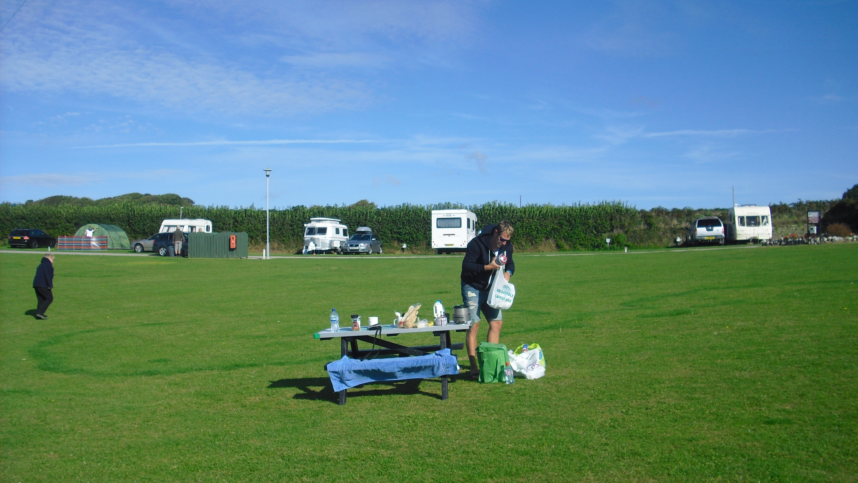 Frühstück auf der Campingswiese - Cornwall - Polperro