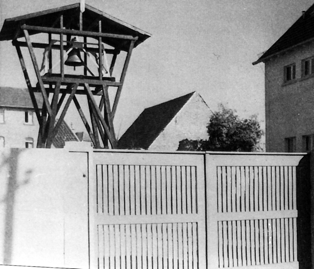 Kirchenglocke im Provisorischen Kirchturm 1951