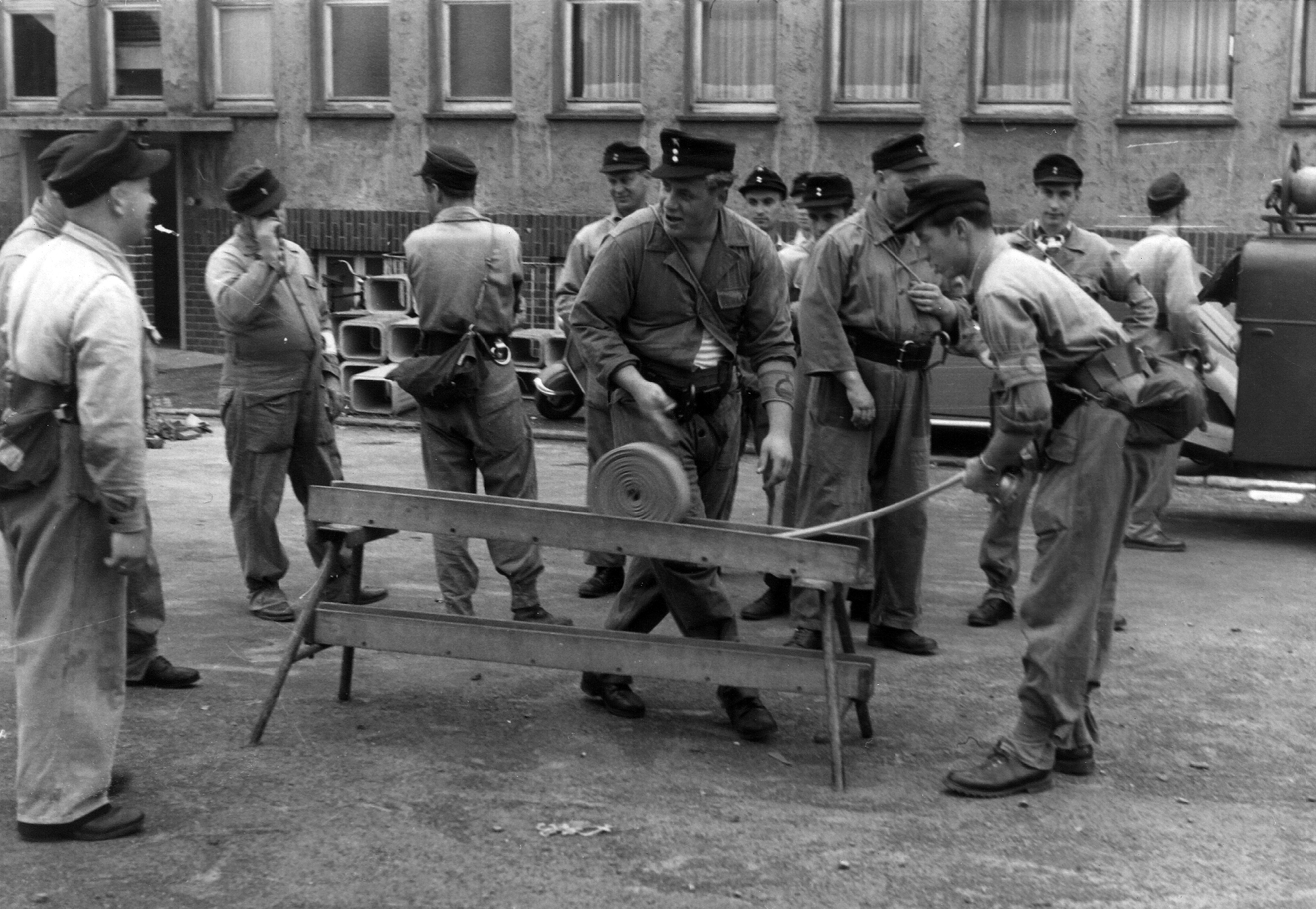 Feuerwehr Königstädten - Grundlehrgang Kassel 1958 - Schlauch rollen