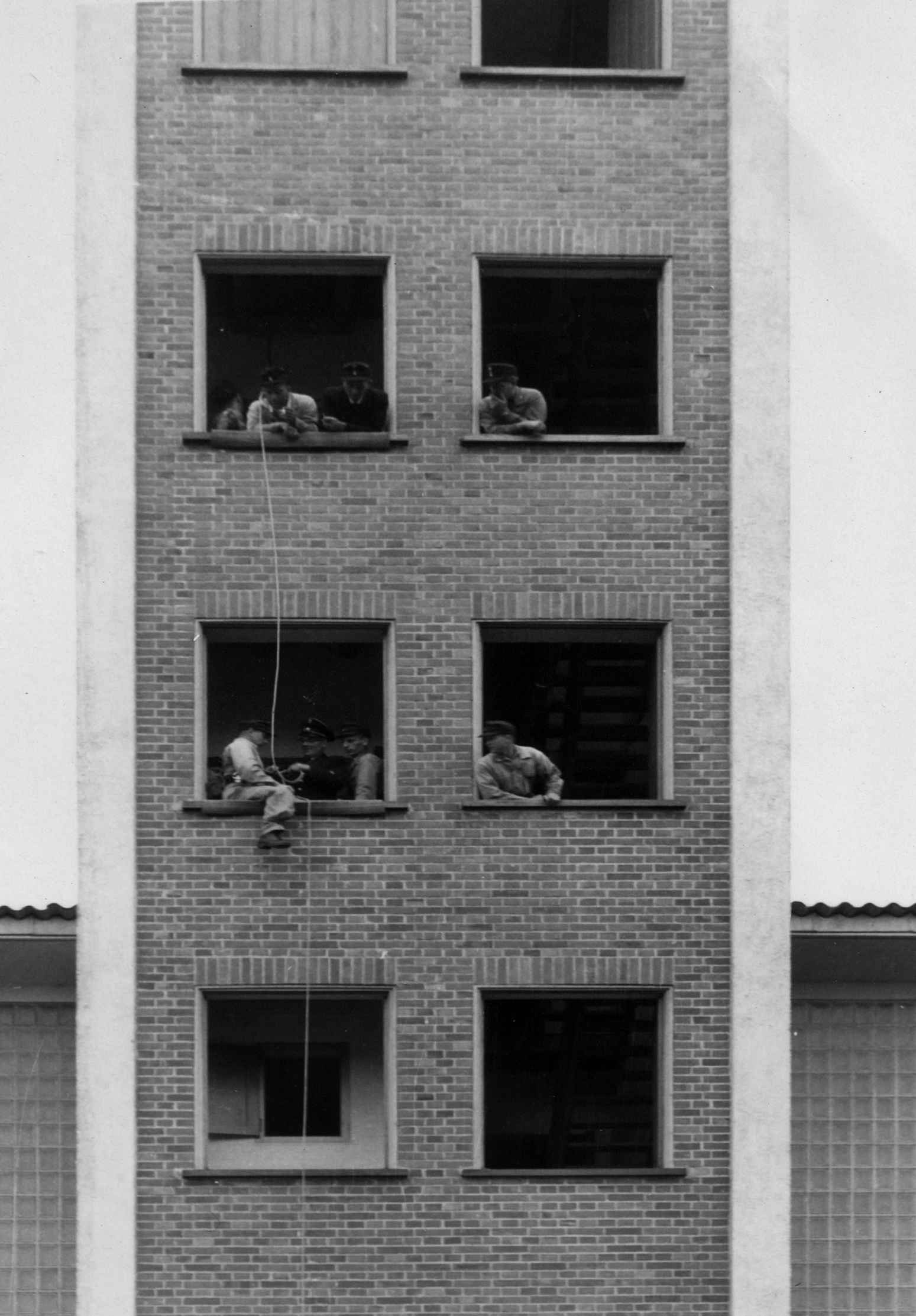 Feuerwehr Königstädten - Brandmeisterlehrgang - Kassel 1962 - Abseilen 2. Stock