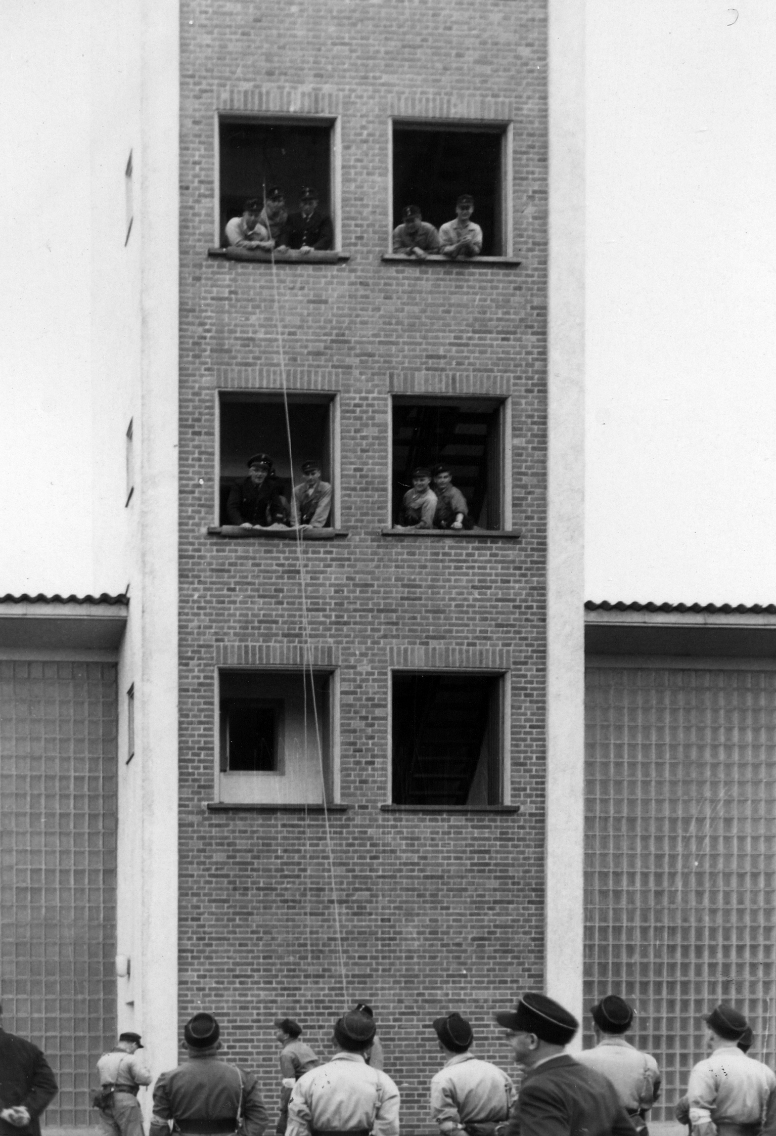 Feuerwehr Königstädten - Brandmeisterlehrgang - Kassel 1962 - Erfolgreiches Hochhaus-Abseilen