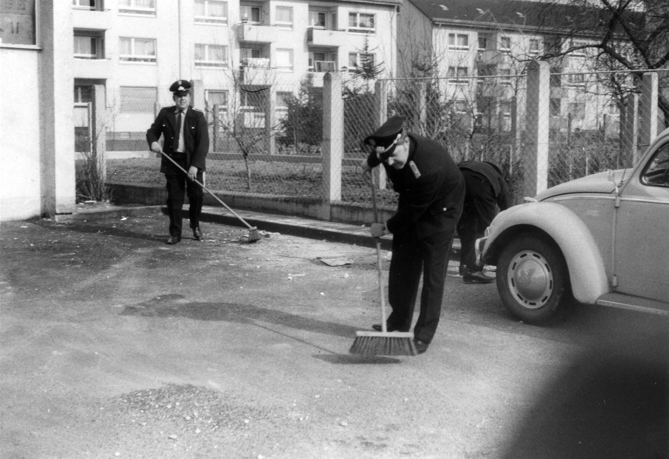 Feuerwehr Königstädten - Hof fegen nach Feuerwehrfest 1970