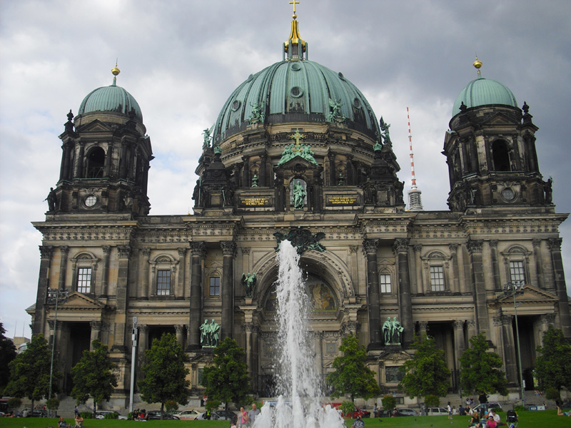 Berliner Dom mit Springbrunnen - 2013