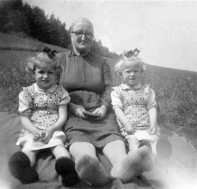 Meine Großmutter Katarzyna, Schwester Halinka, ich (re)