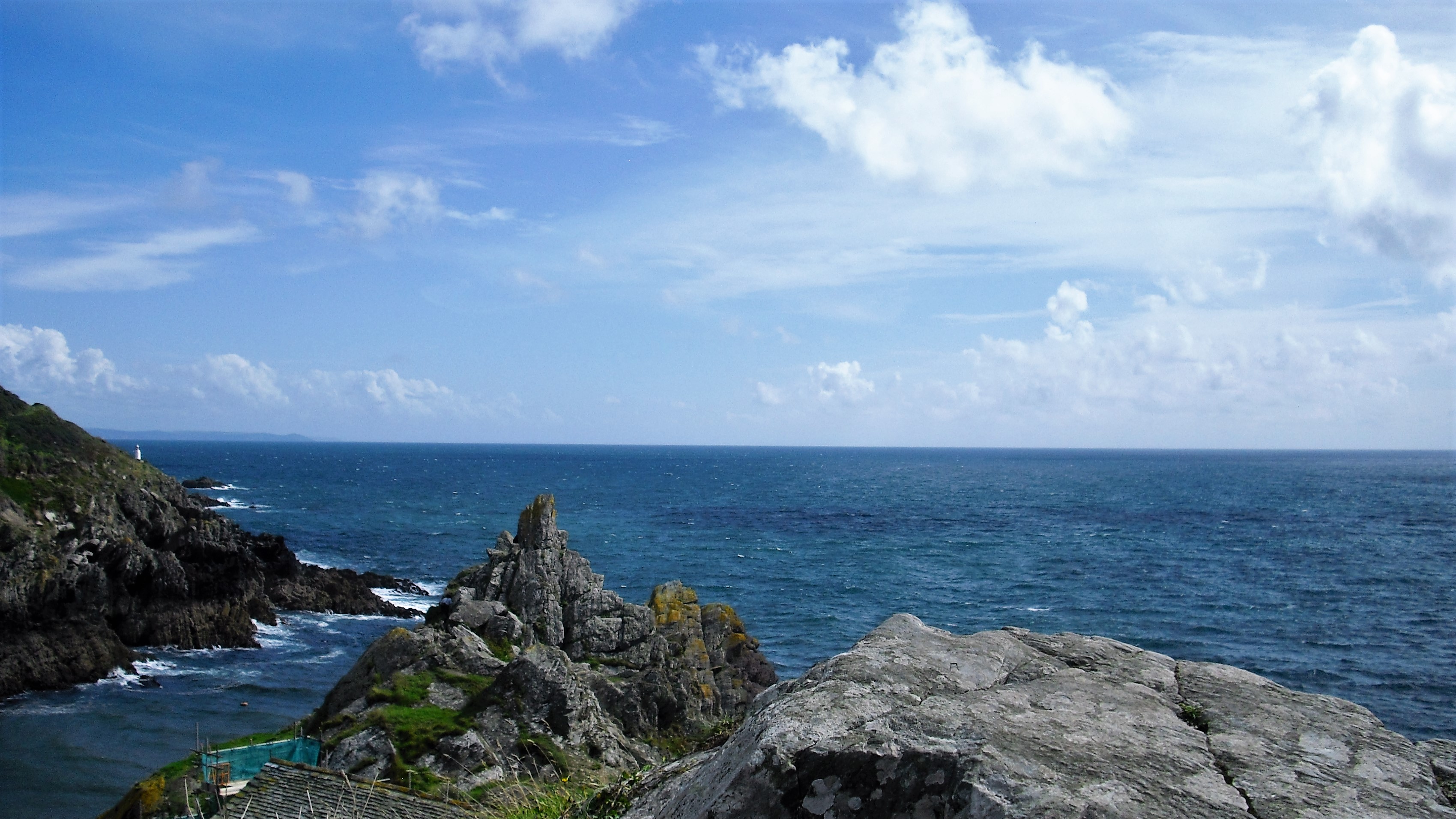 Raue und felsige Küstenlandschaft - Cornwall - Polperro