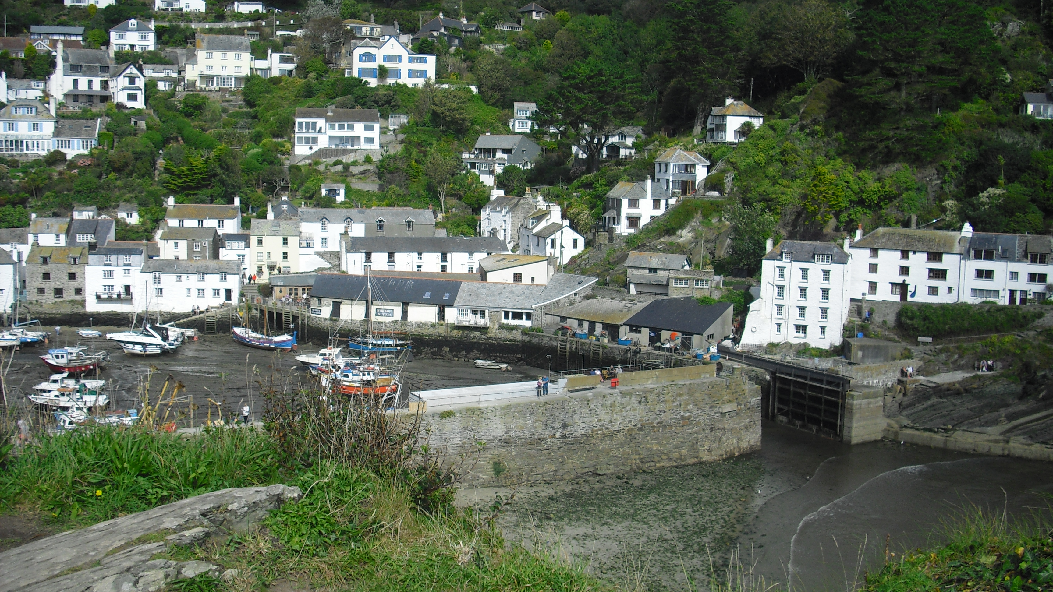 Atemberaubender Blick auf die See und den Hafen im malerischen Fischerdorf Polperro.