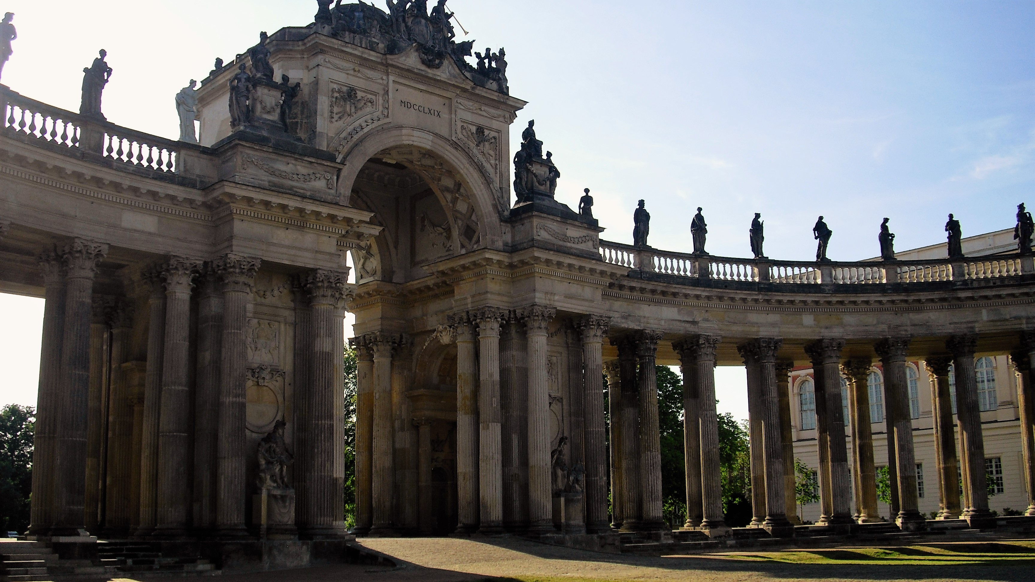 Triumphbogen und Kolonnade am Neuen Palais