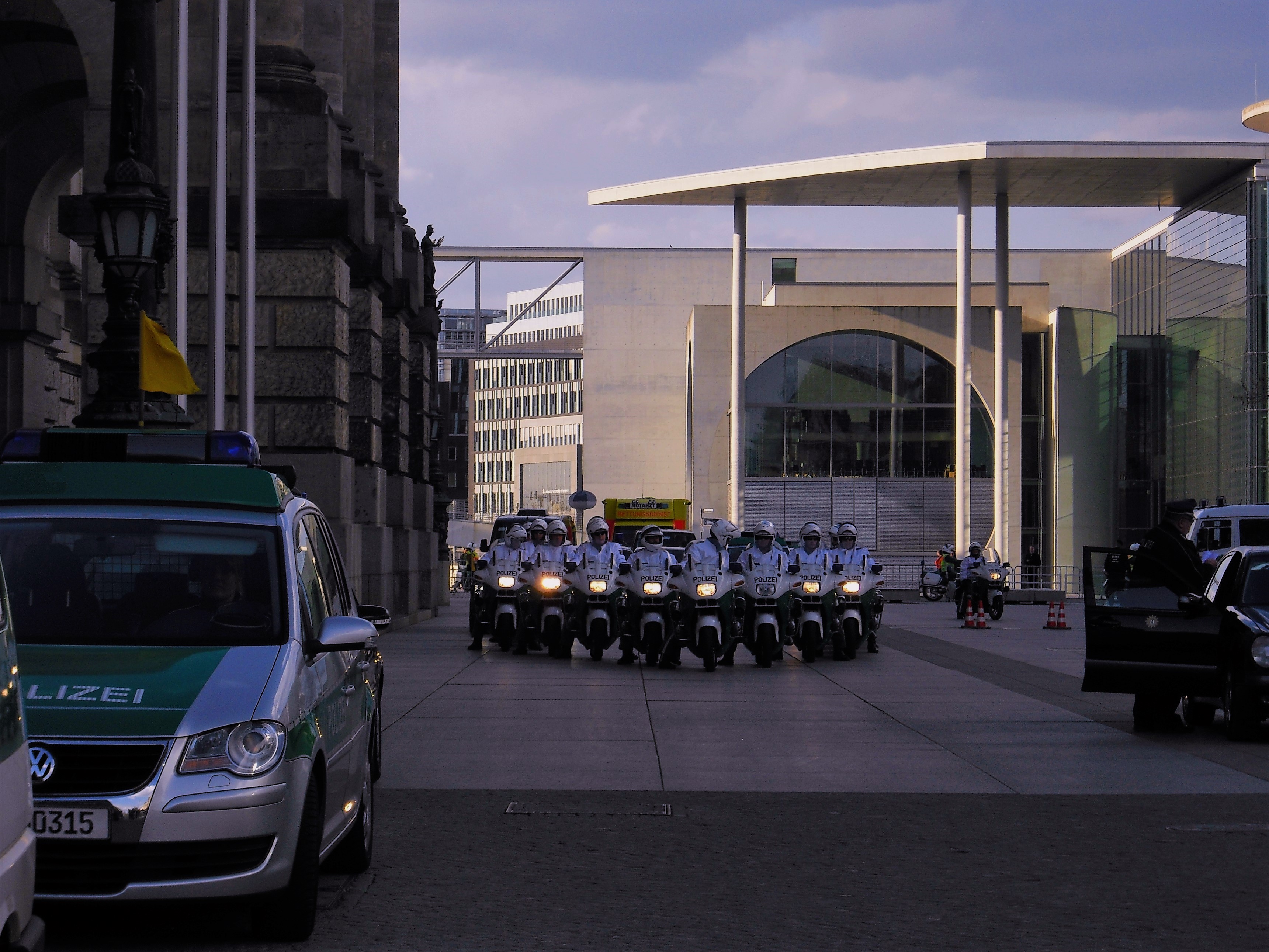 Polizei Motorrad Eskorte vor dem Berliner Reichstag