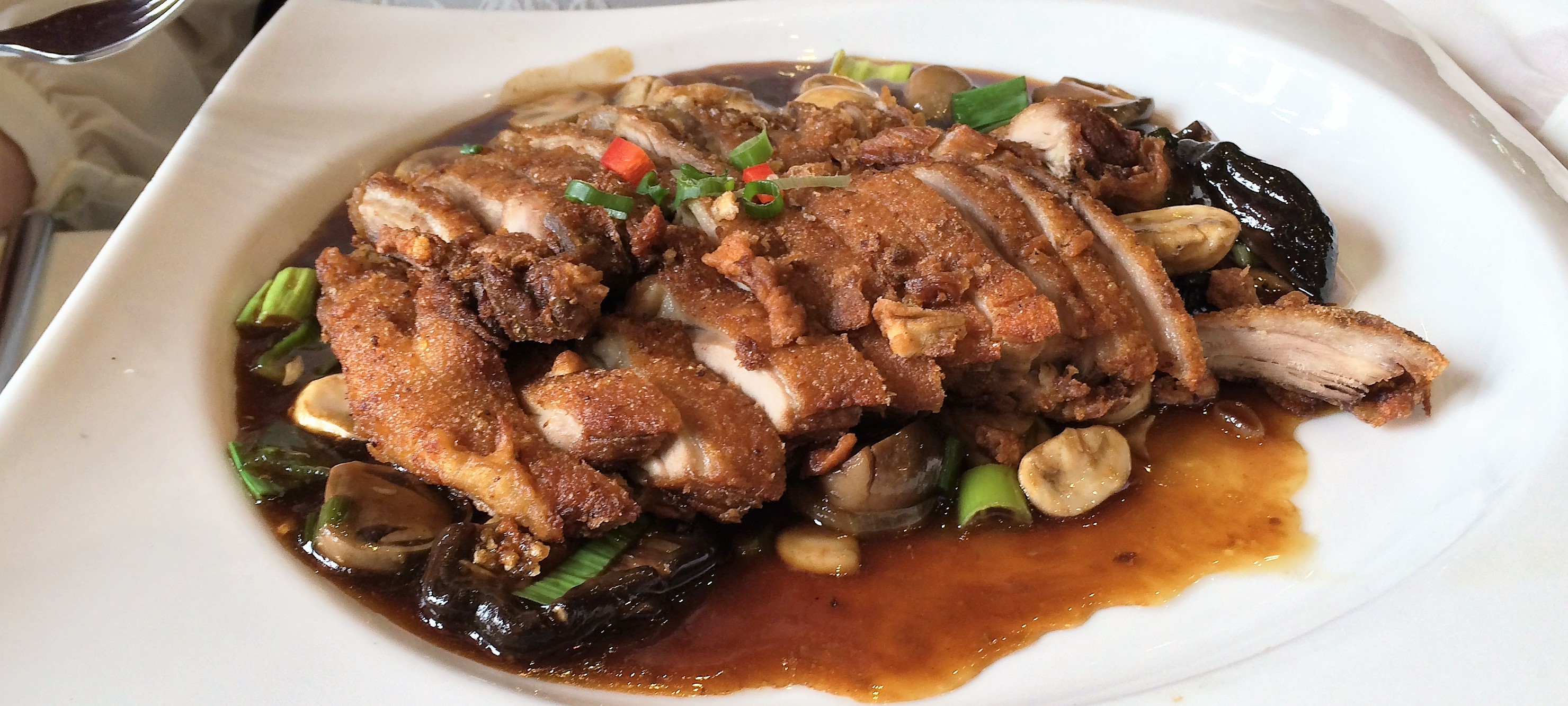 Knusprig gebackene Ente (paniert)mit Champignons, Morcheln und TonGu-Pilzen