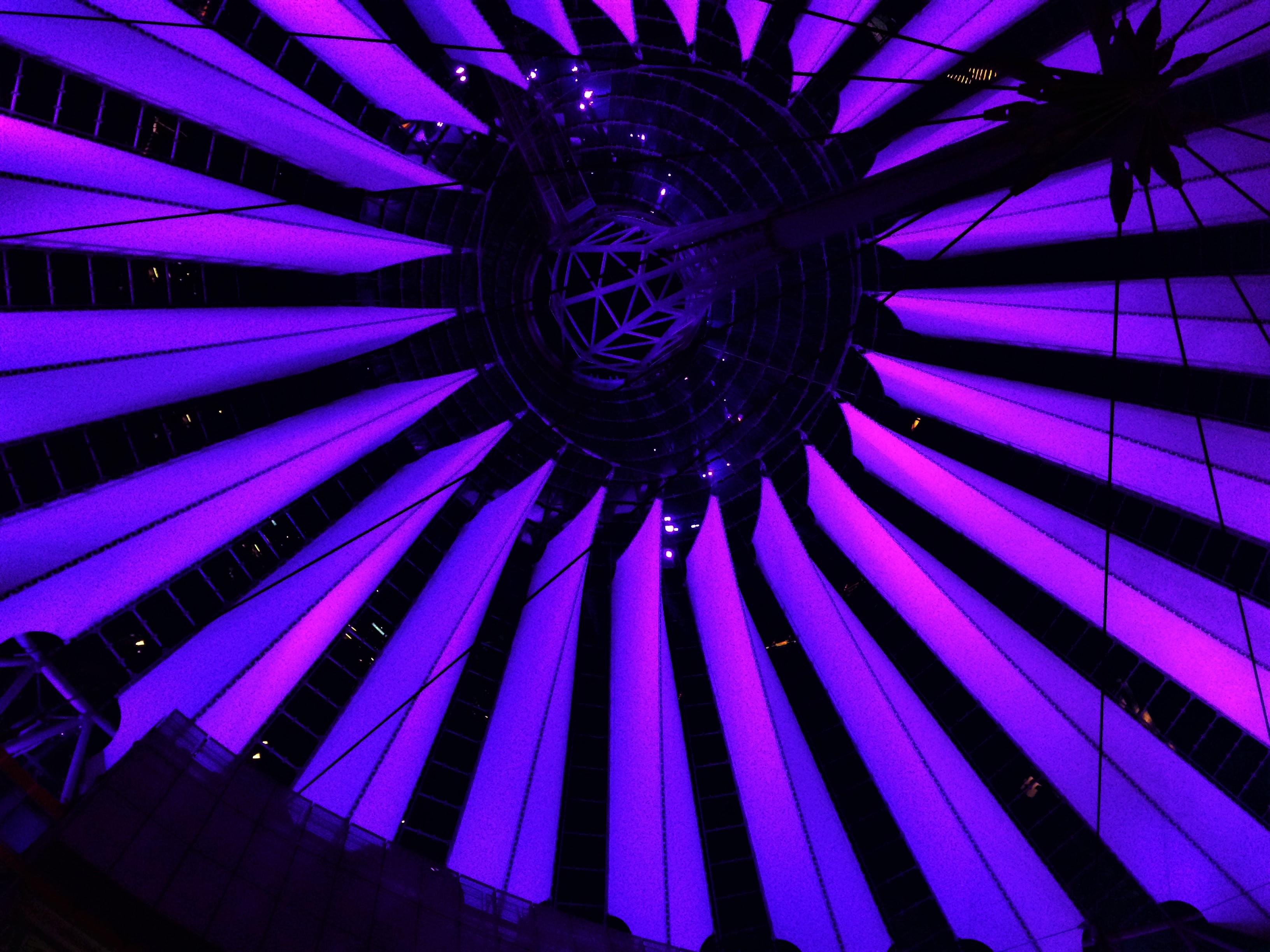 Sony Center - Wechselnde Farbbrillanz