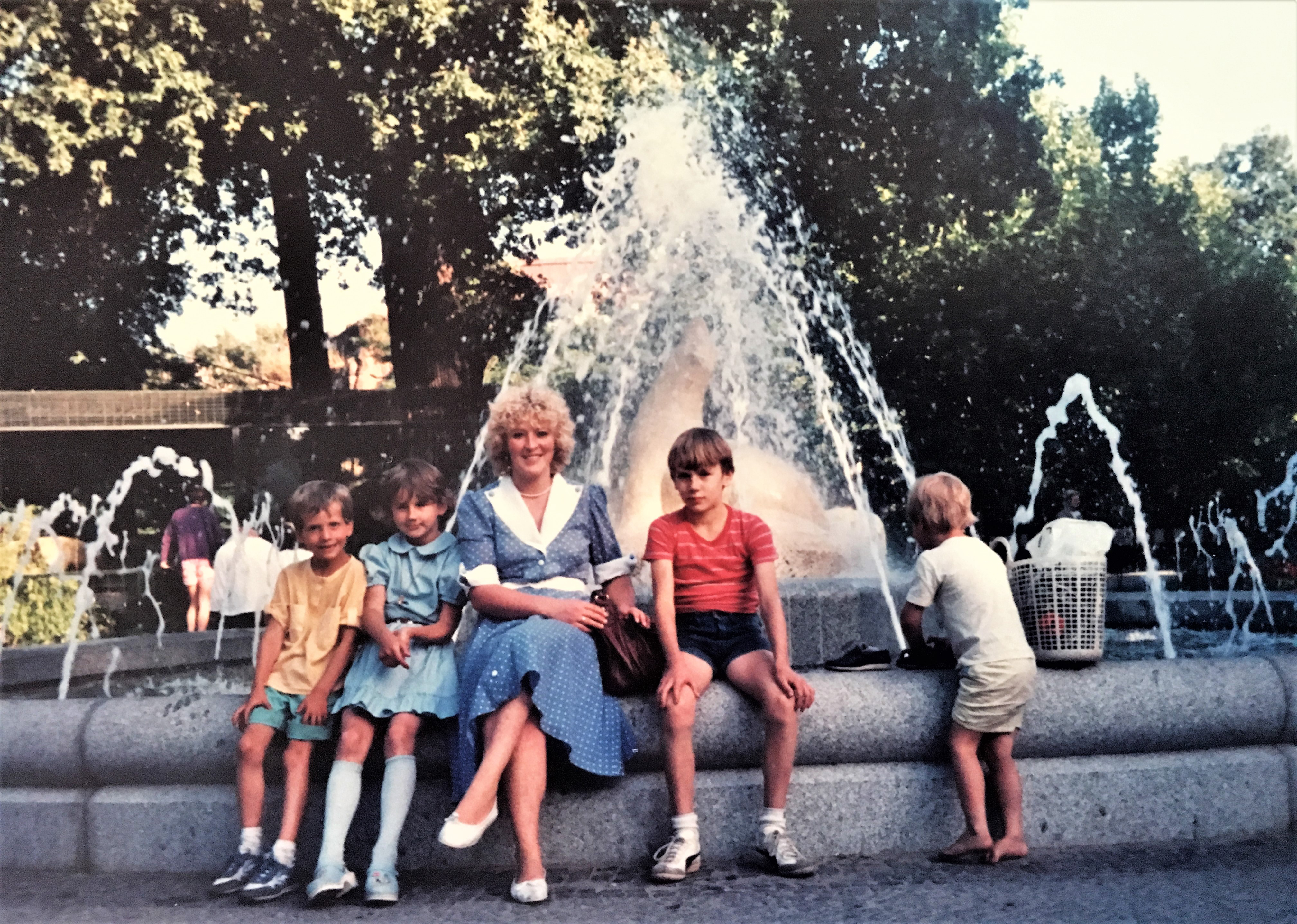 Mit Kindern im Berliner Zoo - August 1985