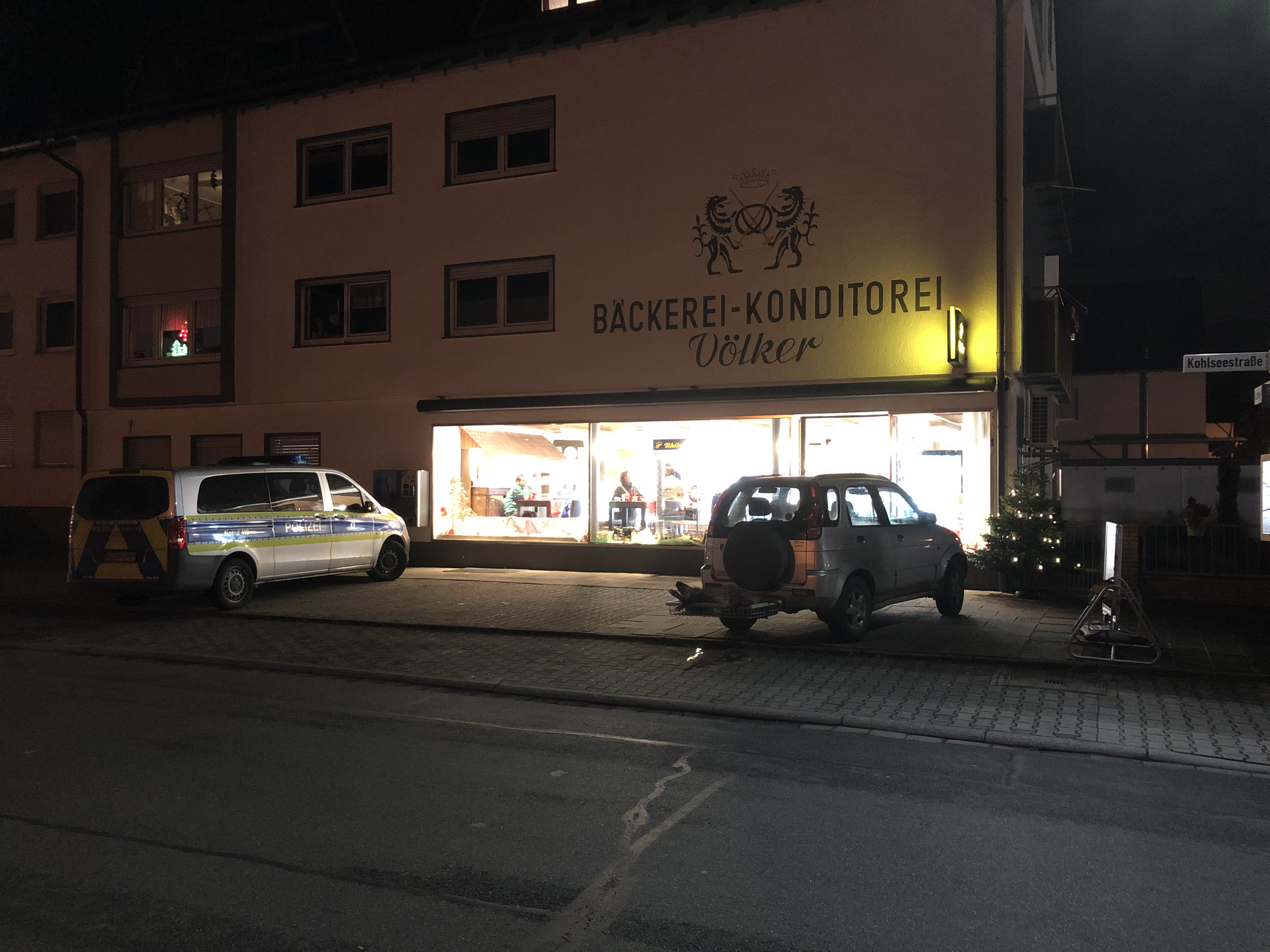 Wildschwein verirrt sich in der Bäckerei Völker in Rüsselsheim-Königstädten