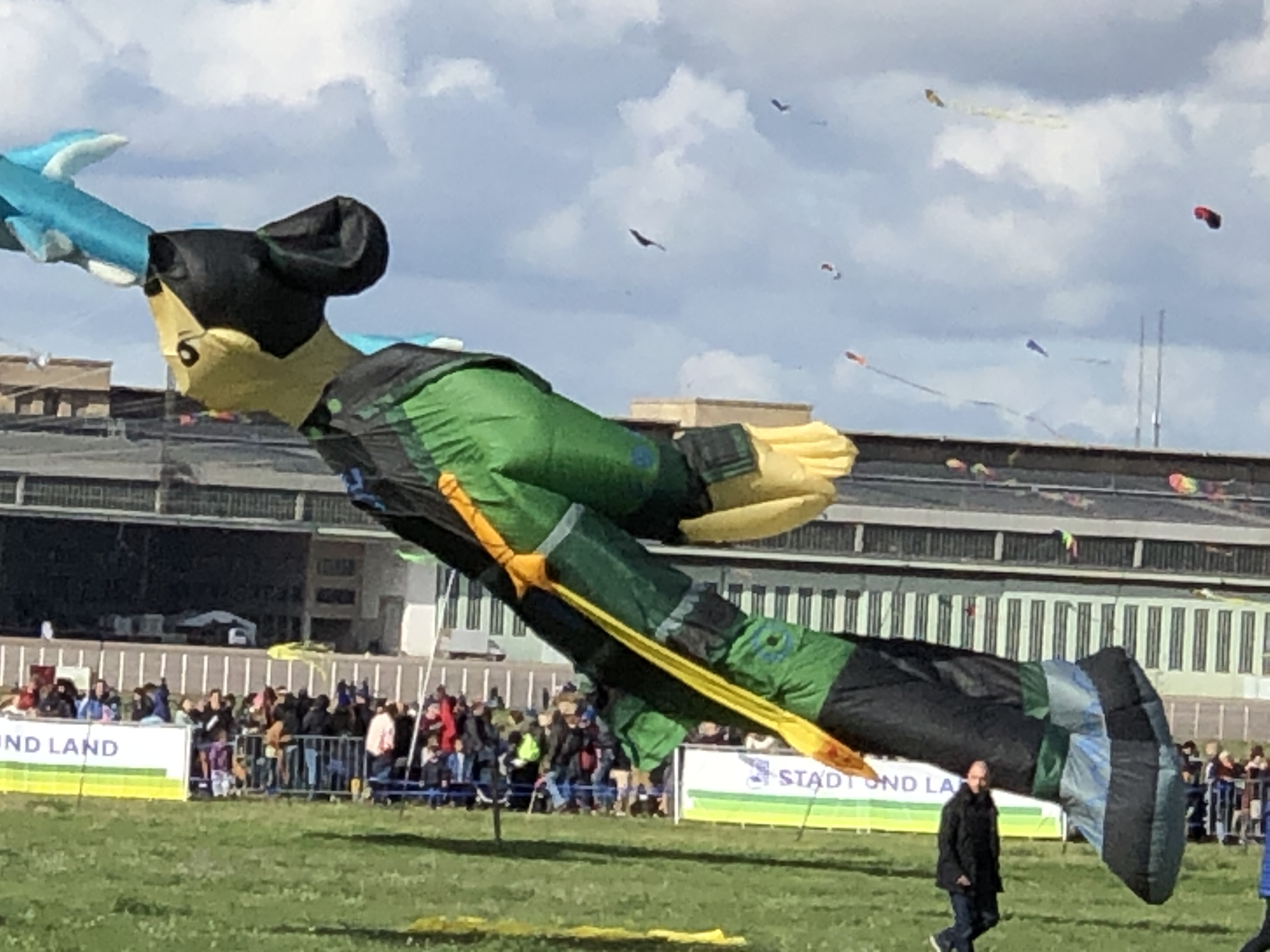 Riesendrachen Festival am Tempelhofer Feld - Berlin