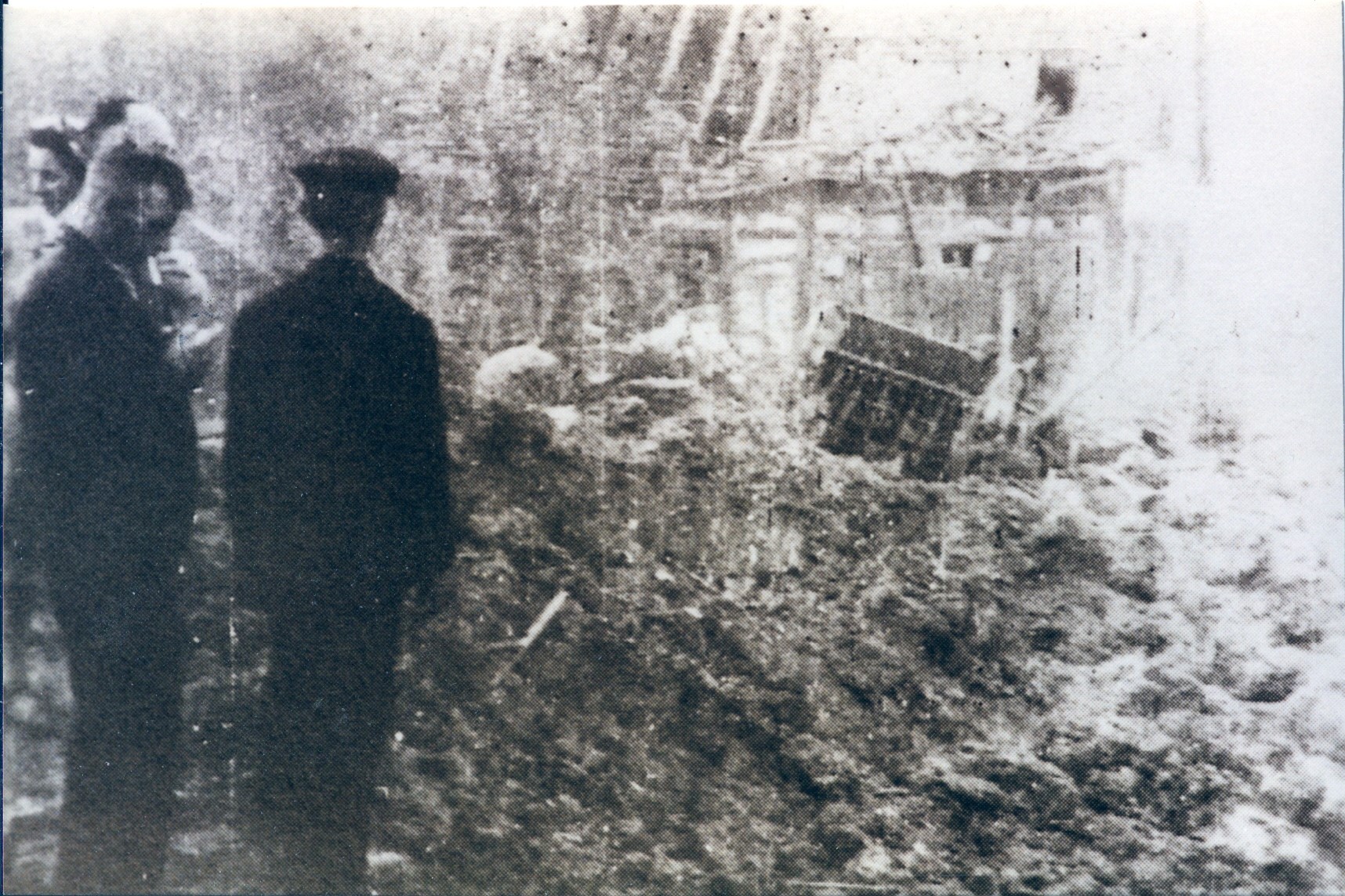 Rüsselsheim-Königstädten - Froschgasse 13.8.1944 - Heinrich Wohlfahrt vor seinem zerstörten Wohnhaus