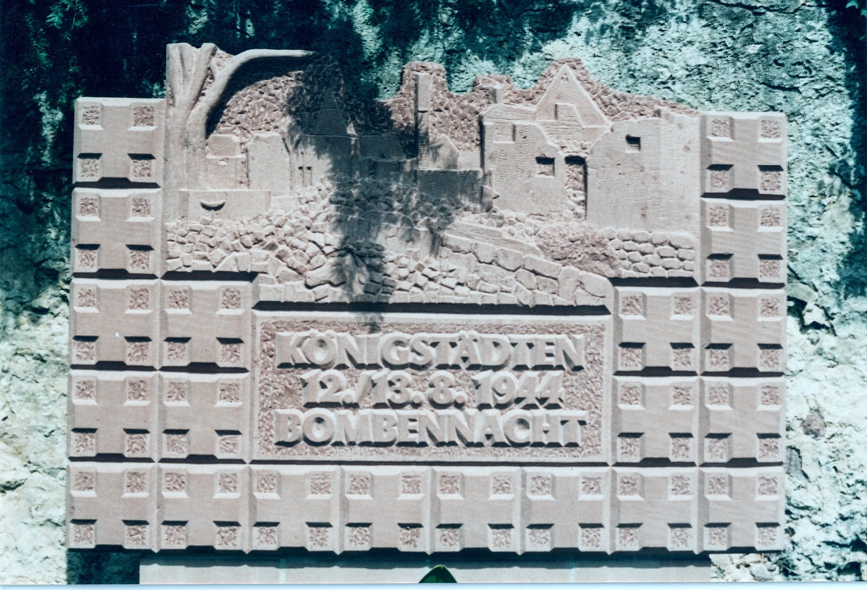 Denkmal der Bombennacht 12.-13.8.1944 an der Evangelischen Kirche in Rüsselsheim-Königstädten