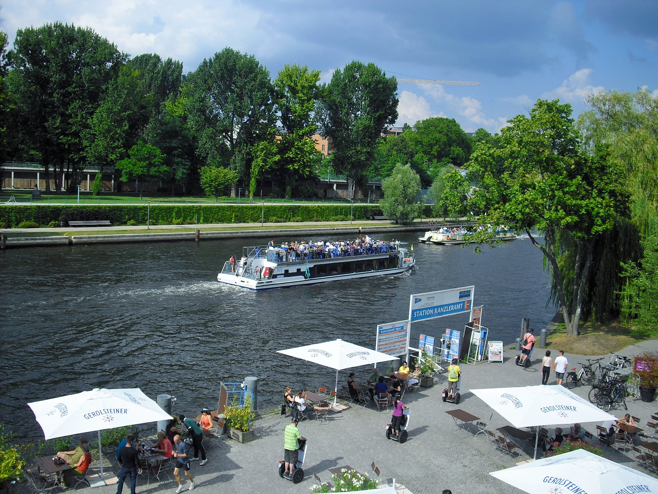 Ausflugsschiff auf der Spree - Kanzleramt