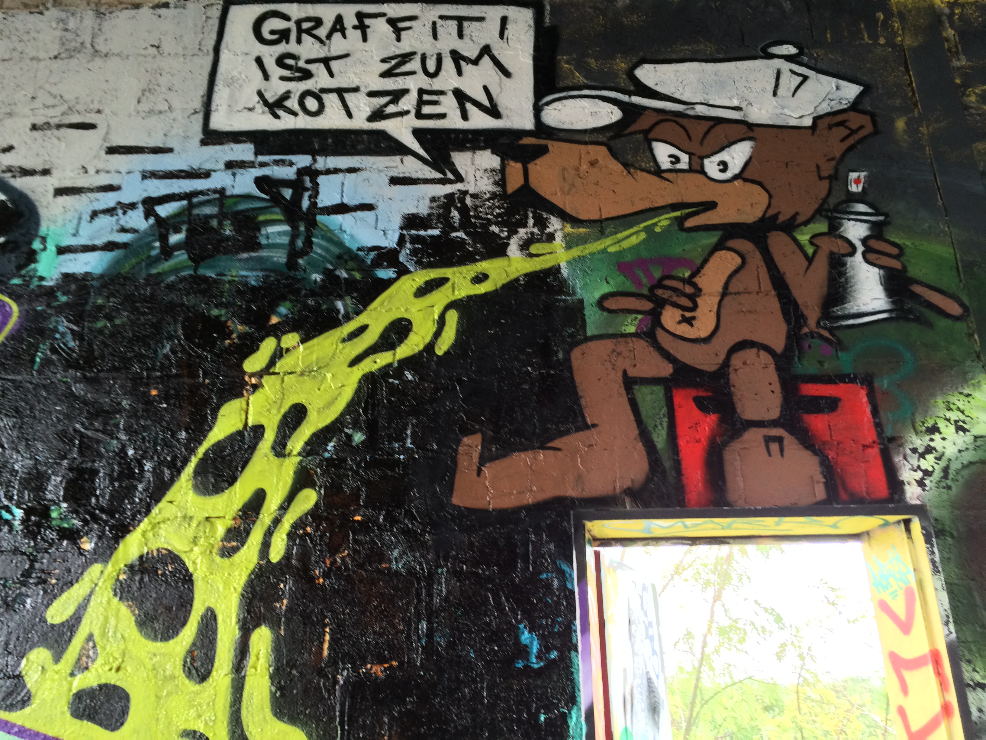 Berlin - Teufelsberg - Graffiti ist zum Kotzen - Graffiti is for puking