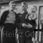 Heinz Gode als Baby mit Eltern 1942