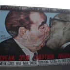 East Side Gallery - Berlin - Graffitis - Bruderkuss von Breschnew und Honecker