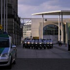 Polizei Motorrad Eskorte vor dem Berliner Reichstag