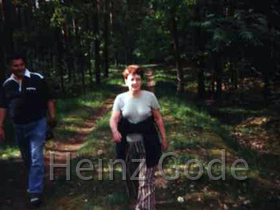 Klassentreffen 2001 Lehnin - Sigrid & Hans beim Waldspaziergang